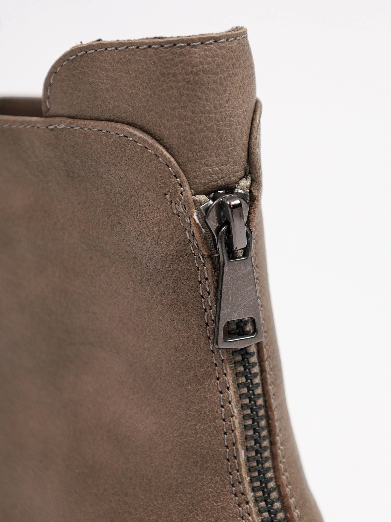 Ботинки серого цвета с декоративной молнией спереди